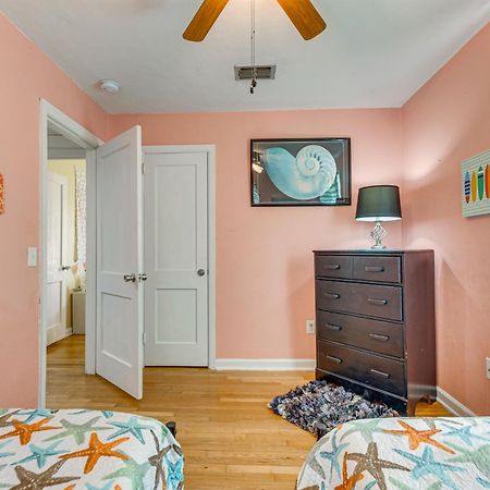 Fort Walton Coastal Retreat With Yard Walk To Beach Форт Уолтън Бийч Екстериор снимка