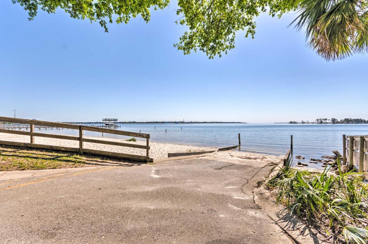 Fort Walton Coastal Retreat With Yard Walk To Beach Форт Уолтън Бийч Екстериор снимка