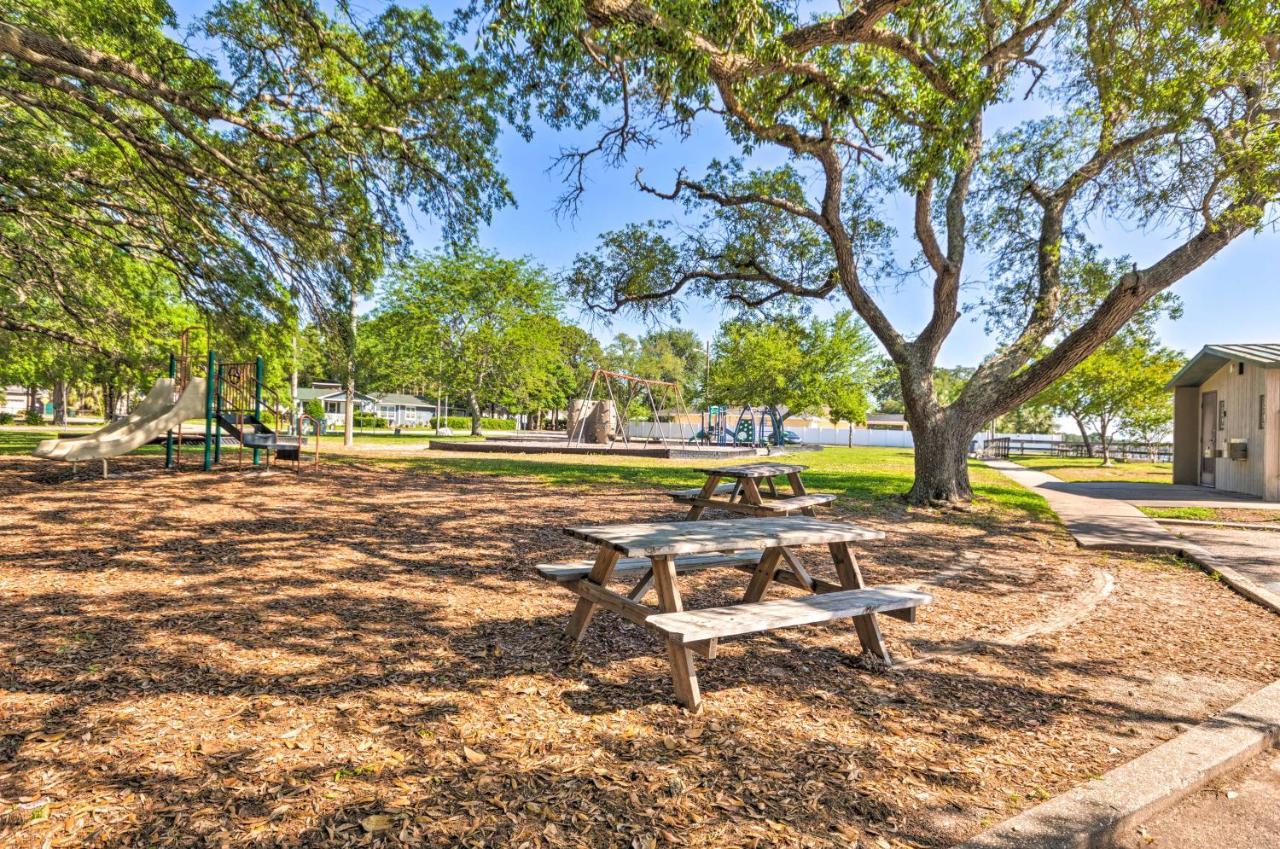 Fort Walton Coastal Retreat With Yard Walk To Beach Форт Уолтън Бийч Екстериор снимка