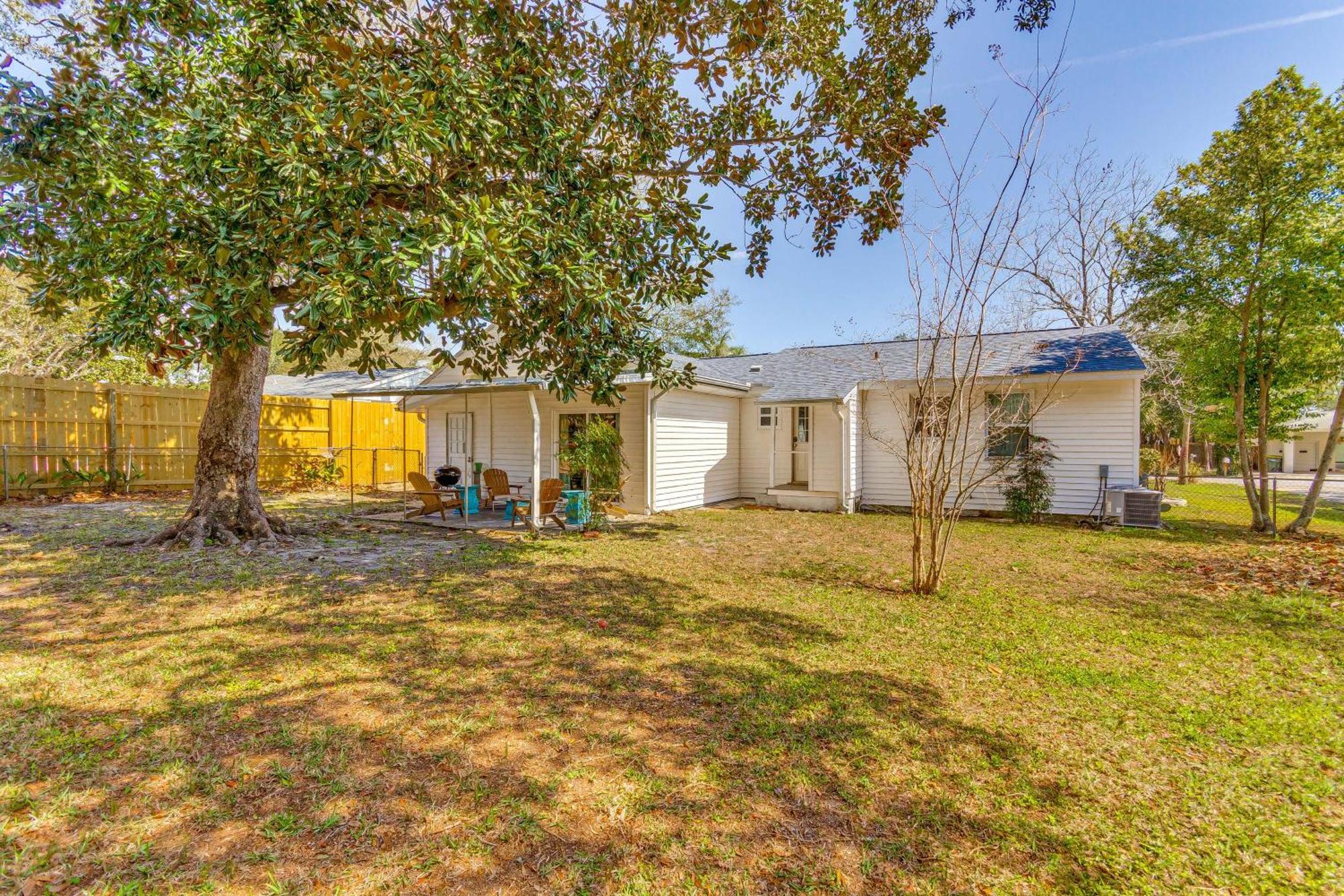 Fort Walton Coastal Retreat With Yard Walk To Beach Форт Уолтън Бийч Екстериор снимка